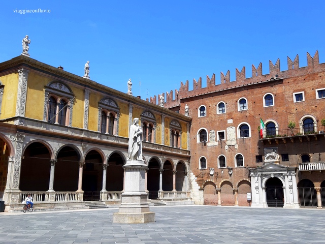 Cosa vedere a Verona, Piazza dei Signori chiamata dai veronesi Piazza Dante.