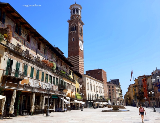Cosa vedere a Verona in un giorno. Piazza delle Erbe, l'antico Foro Romano e la Torre dei Lamberti nel cuore del centro storico di Verona.