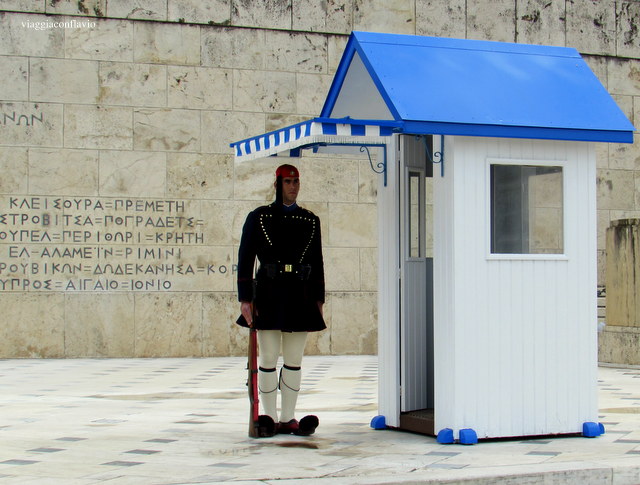 Atene, il Cambio della Guardia degli Euzoni in Piazza Syntagma