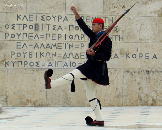 Atene, il Cambio della Guardia degli Euzoni in Piazza Syntagma