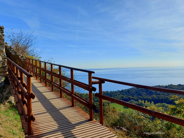 ROCCA DI MANERBA: TREKKING PANORAMICO SUL LAGO DI GARDA.