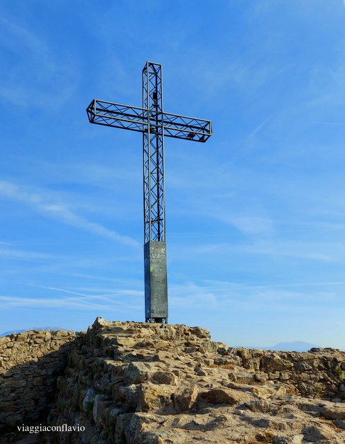 Rocca di Manerba: trekking panoramico sul Lago di Garda.