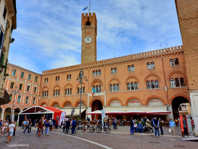 Visitare Treviso. Piazza dei Signori. Palazzo del Podestà  e Torre Civica. 