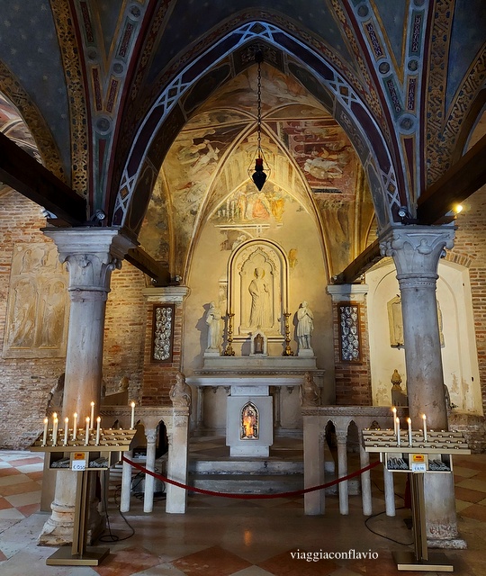 Treviso. L'interno della Chiesa di Santa Lucia e Chiesa di San Vito.
