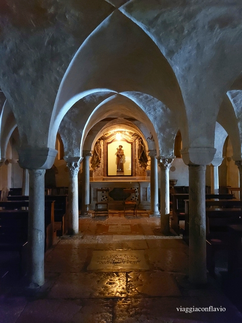 Visitare Treviso. L'interno del Duomo. Cattedrale di San Pietro Apostolo. La Cripta con le relique di San Biagio.