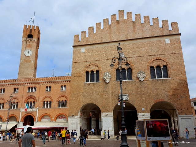 Cosa vedere a Treviso in un giorno. Piazza dei Signori. Palazzo del Podestà  e Torre Civica. 