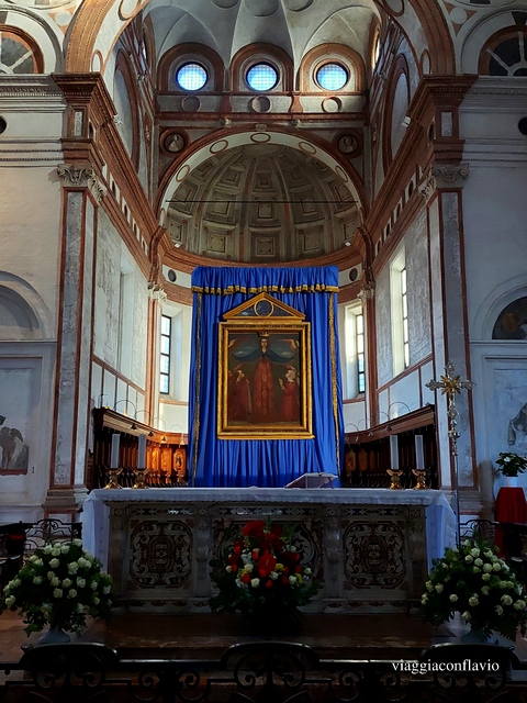 Visitare l'interno della chiesa di Santa Maria delle Grazie a Milano.