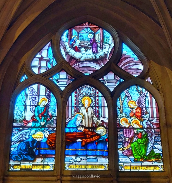Parigi insolita. Chiesa di Saint Étienne du Mont. la chiesa contiene tra l'altro il Sepolcro della Santa Geneviève, la Patrona della città, molto venerata dai parigini.