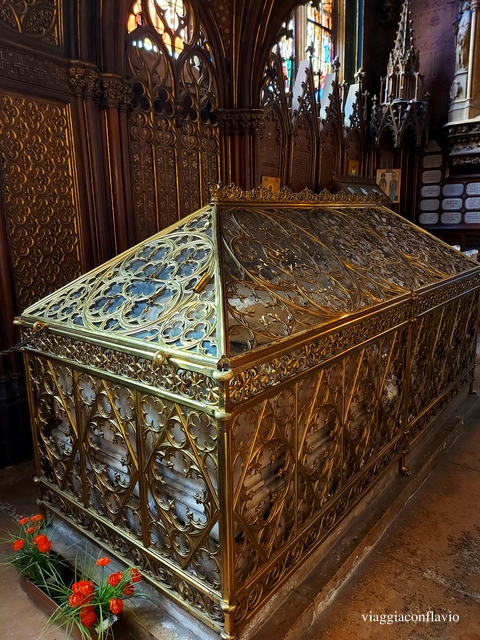 Parigi insolita. Chiesa di Saint Étienne du Mont. la chiesa contiene tra l'altro il Sepolcro della Santa Geneviève, la Patrona della città, molto venerata dai parigini.