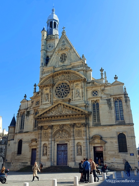Parigi insolita. Chiesa di Saint Étienne du Mont. la chiesa contiene tra l'altro il Sepolcro della Santa Geneviève, la Patrona della città, molto venerata dai parigini.