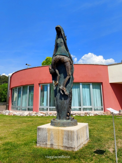 La Statua della Madonna. Maria Dolens, Rovereto.